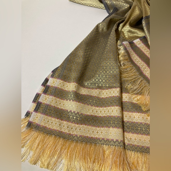 Silk Jacquard Woven Large Shawl Made in India - Picture 2 of 7